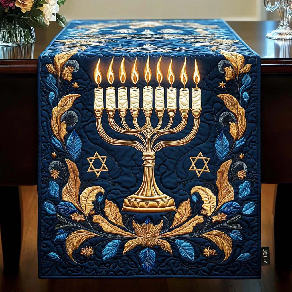 Tikattu lautasalusta - valaistu menorah